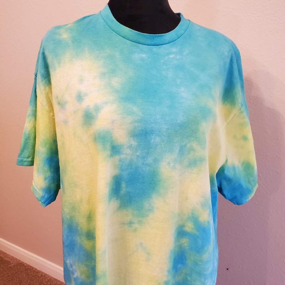 Tie dye boho style, unisex T shirt men's size Large.